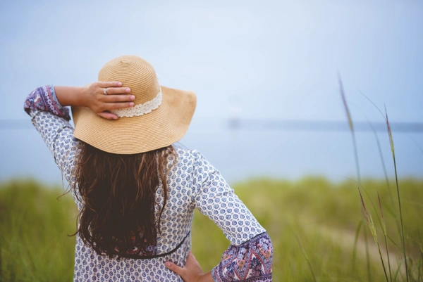 mulheres olhando para o mar