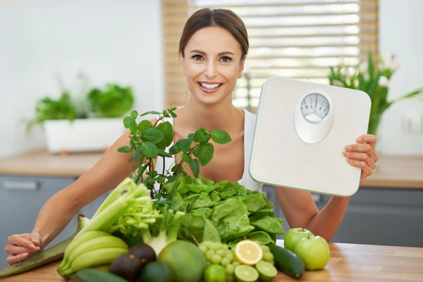mulheres saudáveis com comida verde